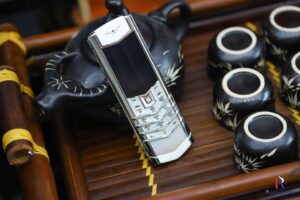 Vertu Signature s White Mother of Pearl 