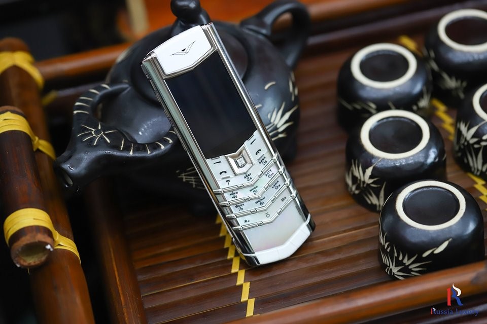 Vertu Signature s White Mother of Pearl 