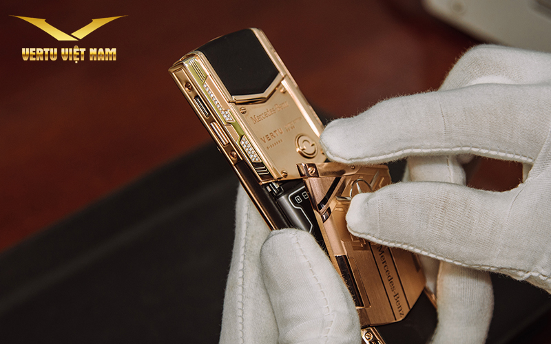 Hướng dẫn tháo pin điện thoại Vertu Signature sẽ được cung cấp