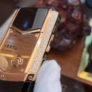 Thỏa mãn với những chiếc Vertu đính kim cương hạng nhất